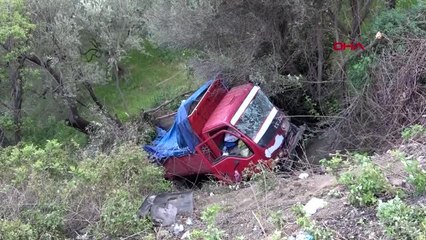 Kamyonet, kamyonun dorsesine çarptı 6 yaralı