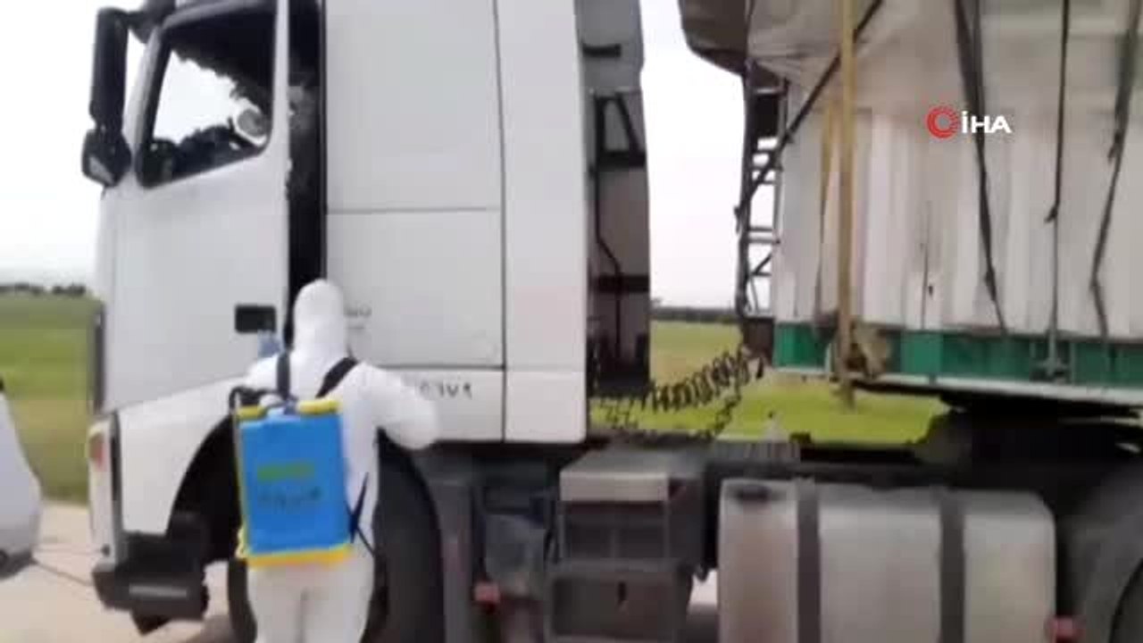 - İdlib girişinde tüm araçlar dezenfekte ediliyor