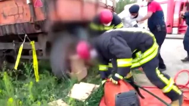 Denizli'de traktör römorkunun altında kalan çiftçi, hayatını kaybetti