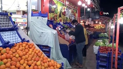 Sokağa çıkma kısıtlamasına dakikalar kala marketlerde yoğunluk yaşandı