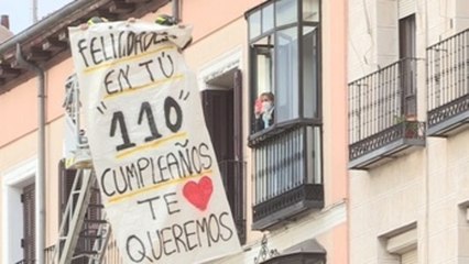 La mujer más longeva de Madrid recibe la felicitación de su nieto bombero en su 110 cumpleaños
