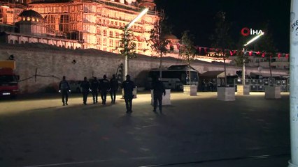 3 günlük sokağa çıkma kısıtlamasının başlamasıyla Taksim Meydanı boş kaldı
