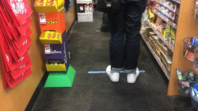 Distanciamiento social en tiendas de Manhattan (Nueva York)