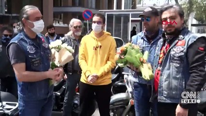 Motosiklet tutkunu doktor koronavirüs sonrası konvoy ile evine uğurlandı