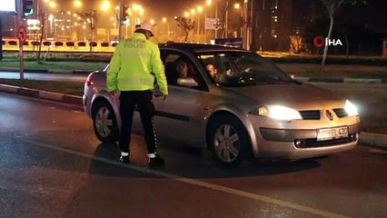 Kısıtlamanın ilk dakikalarında dışarıda olan sürücü ve yayalar polis tarafından evlerine gönderildi