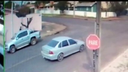 Ladrão encontra vidro de caminhonete aberto e realiza furto no Bairro Coqueiral