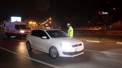 Kısıtlamanın ilk dakikalarında dışarıda olan sürücü ve yayalar polis tarafından evlerine gönderildi