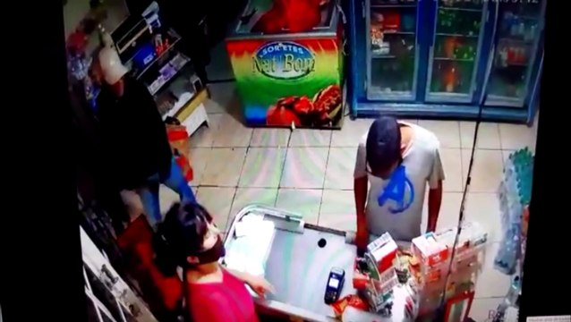 Com facão, ladrões rendem funcionária de mercado e realizaram assalto no Santa Cruz