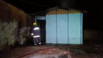 Casa de madeira é incendiada no Bairro Morumbi; Bombeiros conseguem controlar fogo