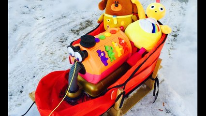 Descargar video: NOO NOO Toy and DUGGEE Rides On Snow Sled-