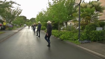 Dans une rue de Caquefou, des habitants rendent hommage aux soignants en dansant le Madison à 20h