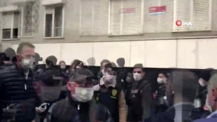 Beşiktaş'ta sokağa çıkma kısıtlamasına rağmen yürümek isteyen gruba müdahale