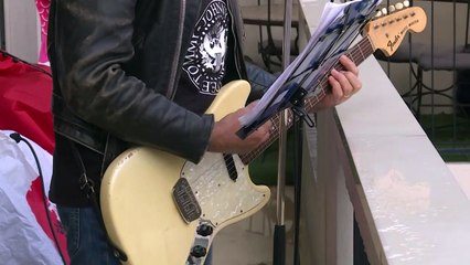 فرنسي يعزف من شرفته لتكريم العمال الصحيين