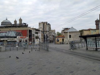 Giriş çıkışları kapatılan Taksim'de yoğun güvenlik önlemi
