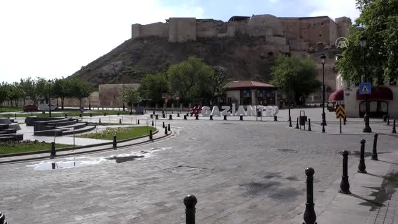 Sokak ile caddeler boş kaldı