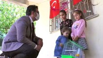 Evde sıkılan iki kız kardeşin sosyal medya üzerinden istedikleri kuşu Belediye Başkanı getirdi