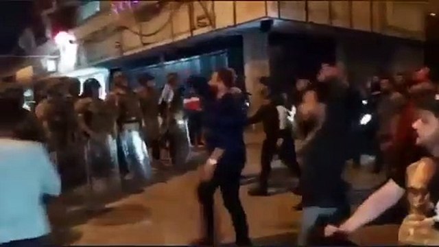 تواصل الاحتجاجات الليلية في لبنان ومتظاهرون يوزعون الحلوى على الجيش