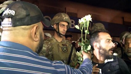 توزيع الورود على الجيش في شمال لبنان بعد مواجهات عنيفة لثلاث ليال متتالية