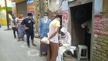 कैराना: राशन वितरण में किया जा रहा सोशल डिस्टेंसिंग का पालन