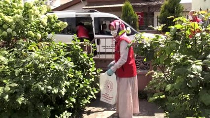 Evinden çıkamayan 80 yaşındaki emekli öğretmenin "vefa" konseri ekipleri mutlu ediyor - DÜZCE