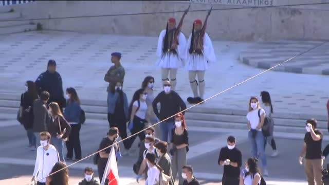 Atenas celebra un 1 de mayo marcado por la pandemia de coronavirus