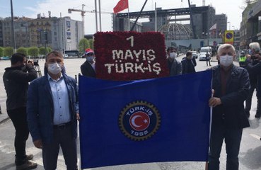 Çelenk bıraktılar