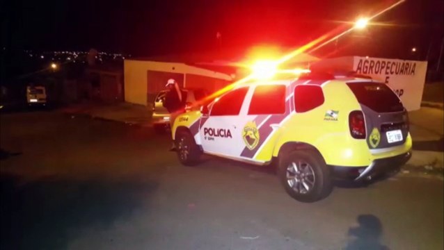 Condutora colide em portão e muro de residência e abandona o veículo no Brasmadeira