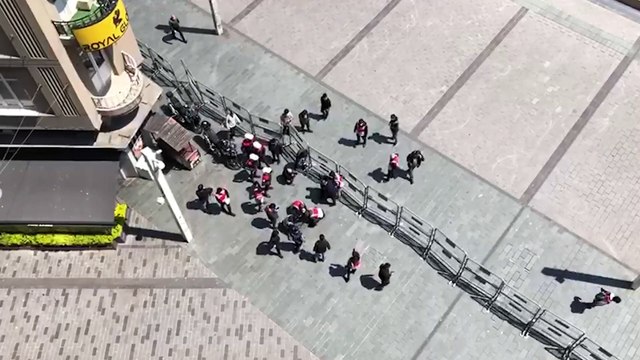 Taksim'de ölüm orucundaki Grup Yorum üyesi İbrahim Gökçek'e destek sloganı atan iki genç gözaltına alındı