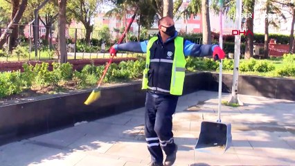 Temizlik yaparken 1 Mayıs'ı oynayarak kutladı