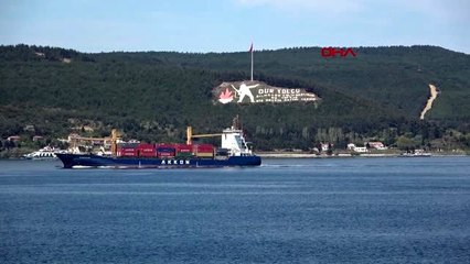 Çanakkale'de feribotlar, düdüklerini denizciler için çaldı