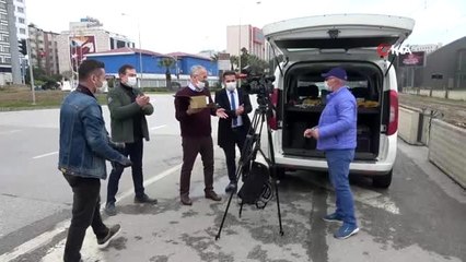 Boş sokakta doğum günü kutlaması