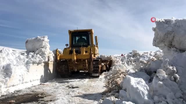 Yılın 6 ayı kardan kapalı olan karayolunu açma çalışmaları devam ediyor