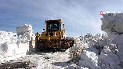 Yılın 6 ayı kardan kapalı olan karayolunu açma çalışmaları devam ediyor