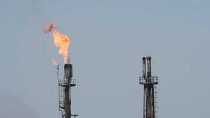 Se pone en marcha recorte de la oferta de petróleo para apuntalar los precios