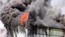 Yapı marketin deposundaki yangına müdahale ediliyor