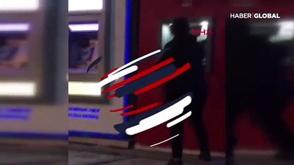 Babasına kızıp ATM'lere keserle saldıran kadının suç dosyası kabarık çıktı