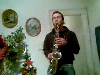 Neno is trying to play  saxophon