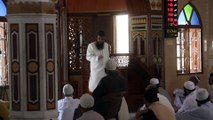 - Pakistan'da sosyal mesafeli cuma namazı- Yasağa rağmen Ramazan ayının ilk cuma namazı camide kılındı