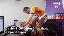 Ultra-triathlète, il pédale 8000 km dans son salon en soutien aux soignants
