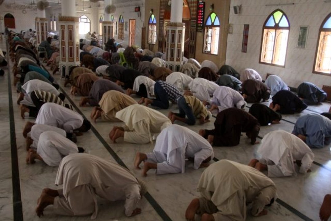 Pakistan'da sosyal mesafeli cuma namazı
