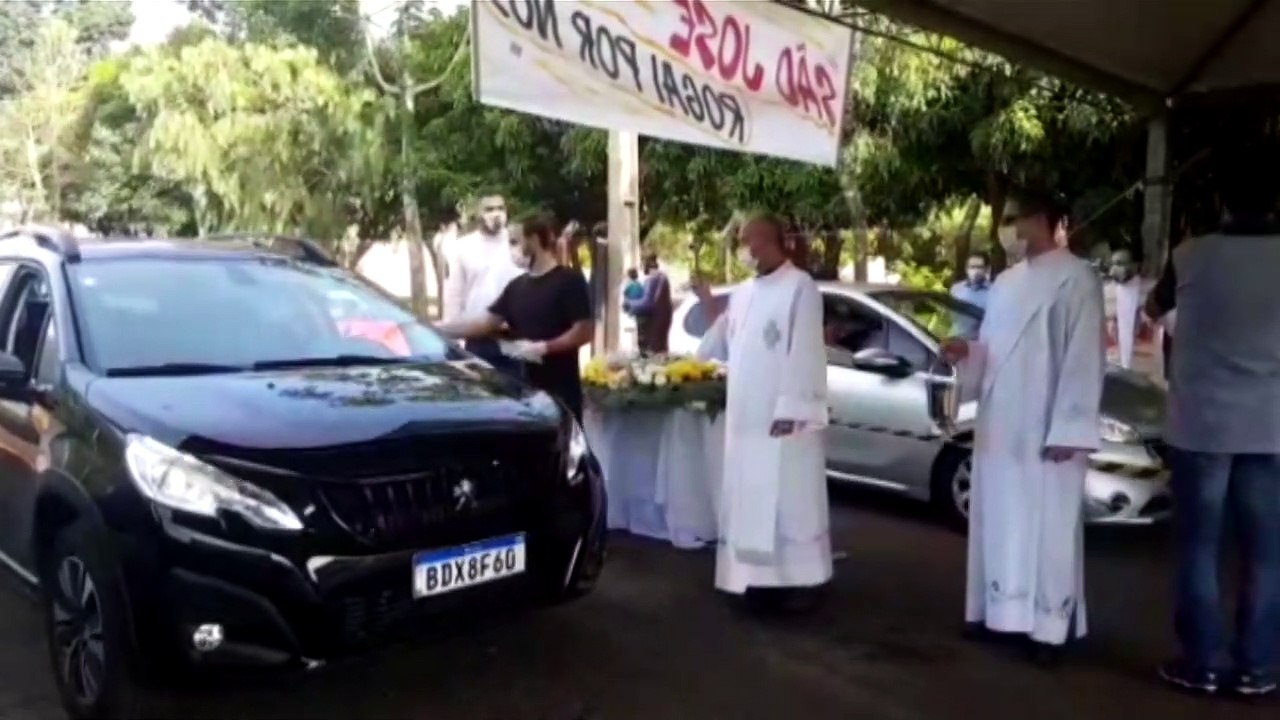 Sem Festa do Trabalhador, drive-thru de benção é realizado no Seminário São José