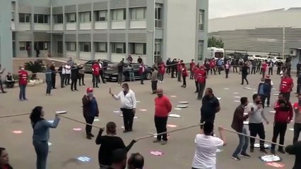 İzmir'de fırça saplarıyla '1 Mayıs halayı'