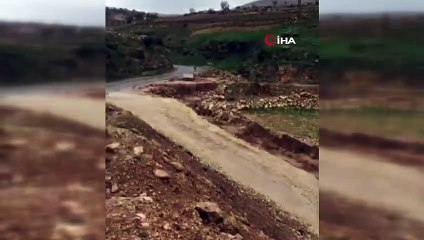 Siirt'te sağanak yağış sonrası oluşan taşkın nedeniyle yol ulaşıma kapandı