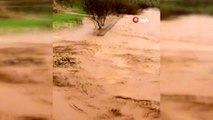 Siirt'te sağanak yağış sonrası oluşan taşkın nedeniyle yol ulaşıma kapandı