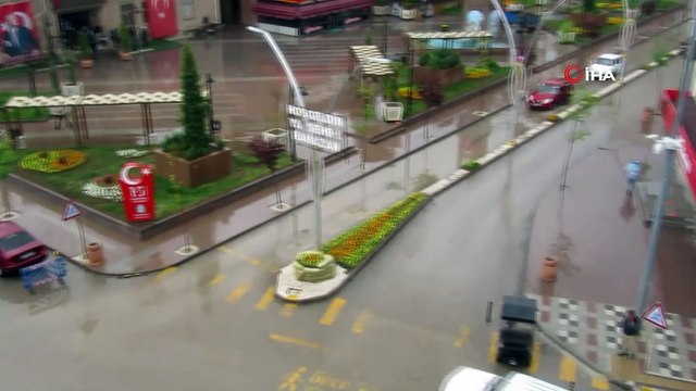 Sandıklı’da yağan sağanak yağmur sonrası yollar göle döndü