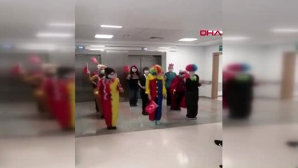 ANTALYA Hemşireler çocukları eğlendirmek için palyaço oldu