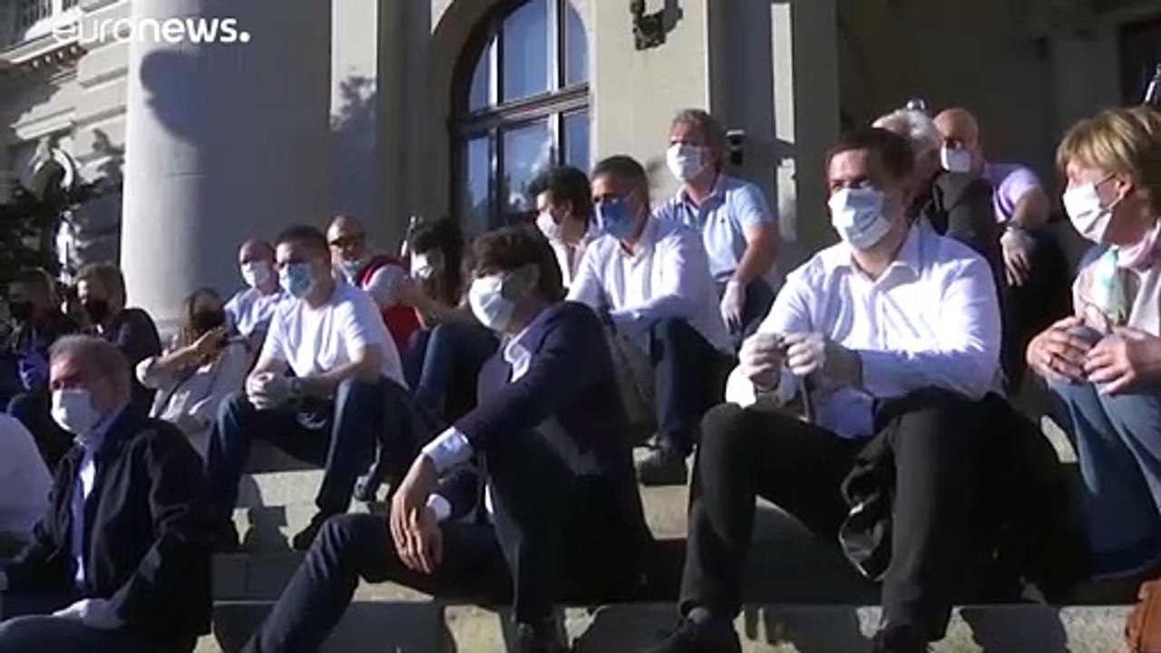 A kormány ellen tüntettek Belgrádban