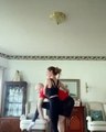 La superbe de danse de ce couple se termine par une séance de rigolade.