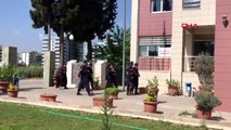 İZMİR Ev sahibinin ellerini ve ayaklarını bağladıktan sonra hırsızlık yapan şüpheliler yakalandı