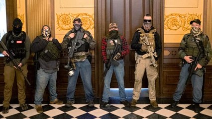 ABD'de "Evde Kal" çağrısını protesto edenler otomatik silahlarla parlamentoyu bastı